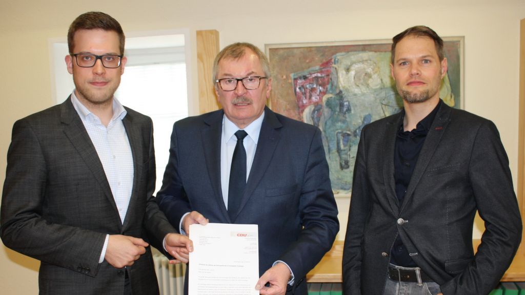 Drolshagens CDU-Chef Florian Müller (links) und Kreistagsmitglied Michael Köhler übergaben den Brief der CDU-Drolshagen an Landrat Frank Beckhoff (Mitte). von privat
