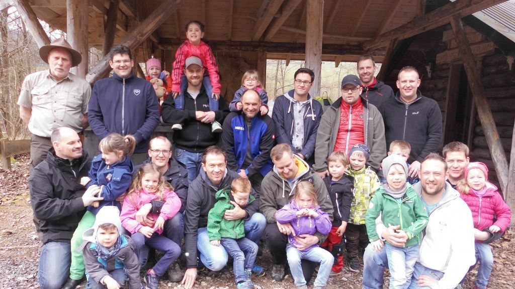 13 Kinder und ihre Väter ließen sich von Ranger Christoph Schwermer über den Naturerlebnispfad in Varste führen. von privat