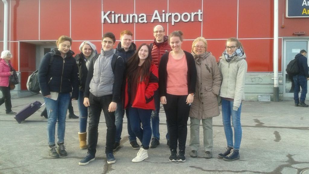Olper Schüler und Lehrer bei ihrer Ankunft am Flughafen von Kiruna, im Norden Schwedens. von privat