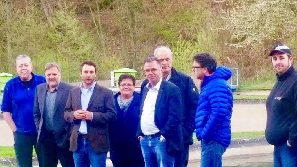 SPD-Kommunalpolitiker besuchten die Außenstelle der Fischereiökologie in Albaum. von privat