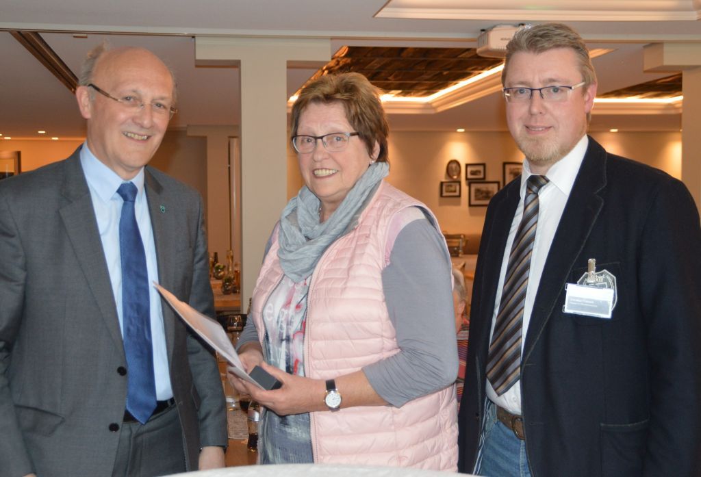 Finnentrops Bürgermeister Dietmar Heß (links) mit Christa Schöttler und Christof Freisen. von Barbara Sander-Graetz