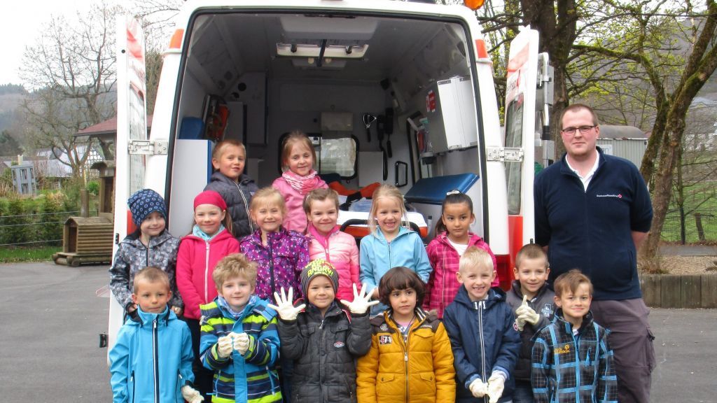 Erste Hilfe kann jeder - auch die Schulkinder des Kindergartens Ostentrop. von Barbara Sander-Graetz