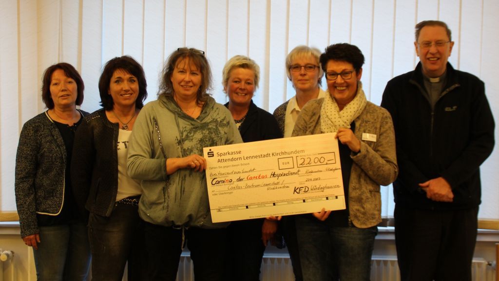 Die kfd Würdinghausen überreichte einen Scheck über 2200 Euro an Jutta Voß, Koordinatorin bei Camino. von privat