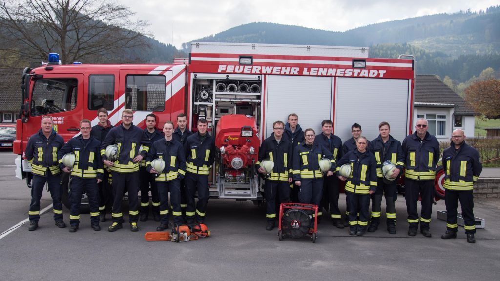 15 Kameradinnen und Kameraden nahmen unter der Leitung von Peter Würde (l.) erfolgreich am Maschninistenlehrgang teil. von Feuerwehr Lennestadt / privat