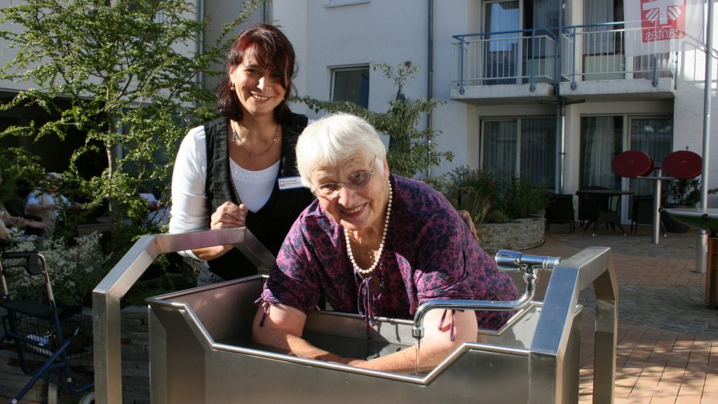Eine Bewohnerin des Seniorenhauses bei einer Kneipp-Anwendung. von Caritas-Centrum Olpe
