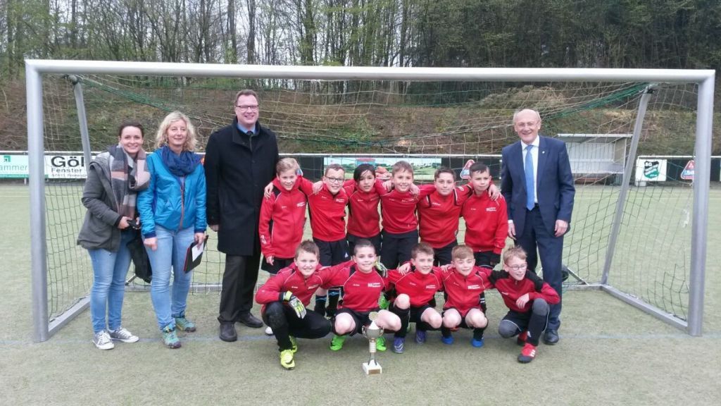 Bürgermeister Dietmar Heß überreichte der Siegermannschaft der Grundschule Rönkhausen den Pokal. von privat