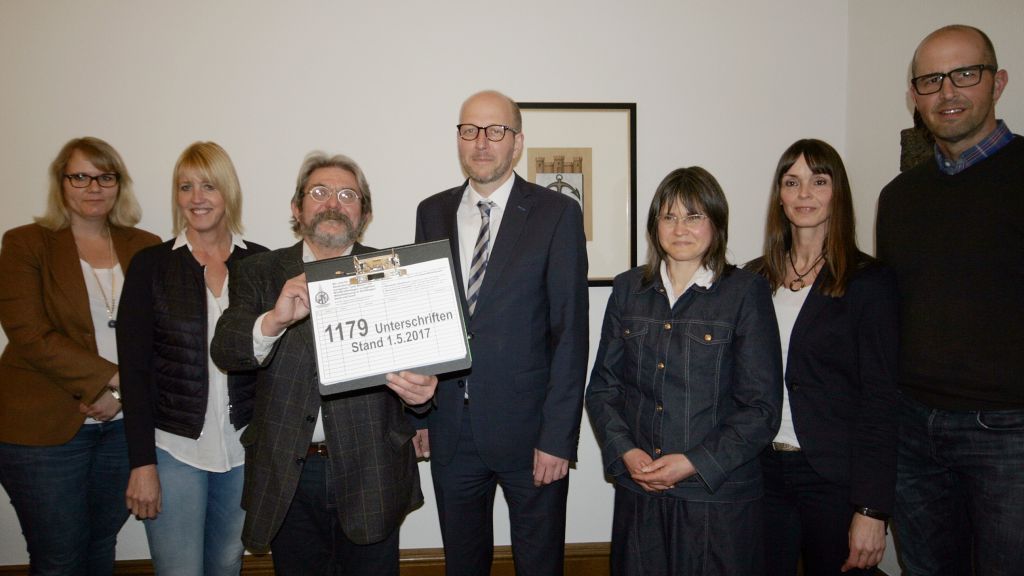 Bürgermeister Ulrich Berghof (MItte) nahm knapp 1200 Unterschriften der IG "Gegenwind" in Empfang von Rüdiger Kahlke