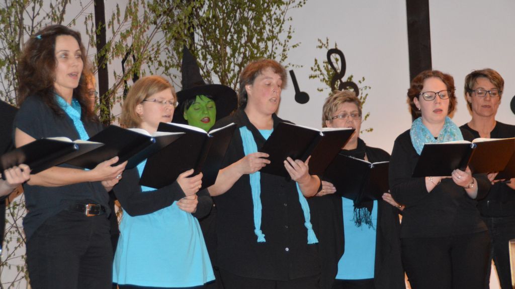 Zahlreiche Chöre waren zur Jubiläumsfeier gekommen. von Barbara Sander-Graetz