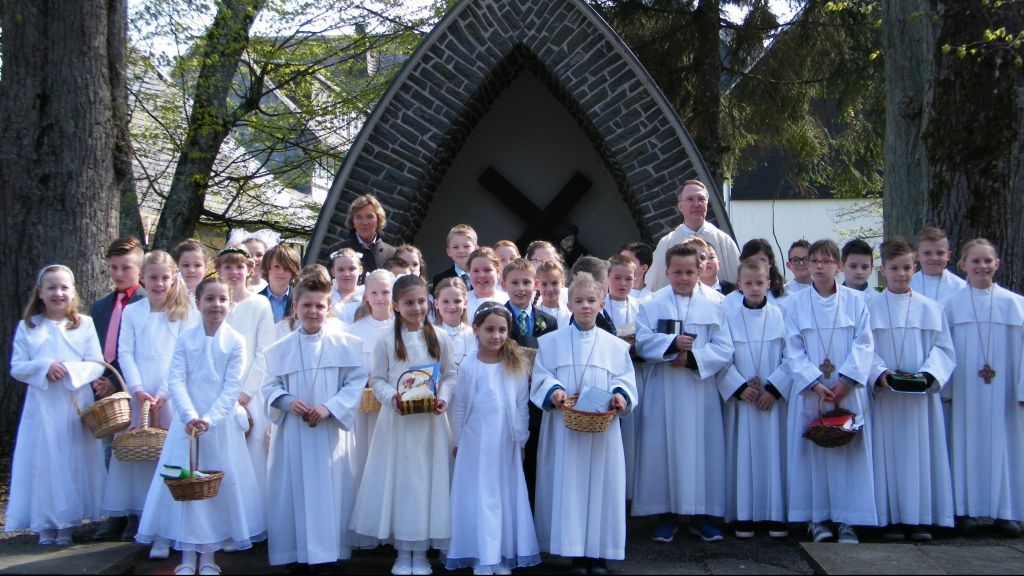 Die 48 Kinder aus Saalhausen, Langenei und Altenhundem feierten am Tag nach dem Weißen Sonntag eine gemeinsame Dankmesse. von privat