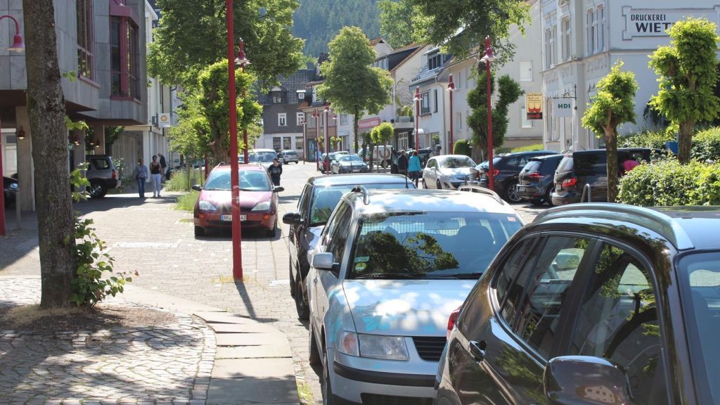 Bürgermeister Stefan Hundt möchte die Höchstparkdauer im Altenhundemer Ortskern - wie hier etwa an der Helmut-Kumpf-Straße - senken, um die Fluktuation und Mobilität zu erhöhen. von Stadt Lennestadt