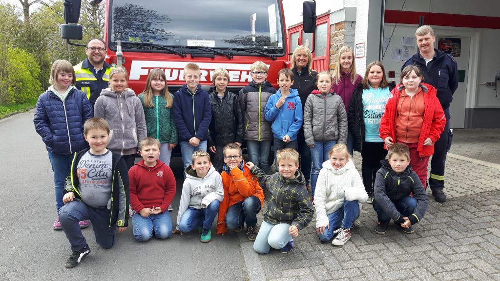 Die dritte und vierte Klasse der Grundschule Schönholthausen bekam kürzlich Besuch von der örtlichen Feuerwehr. von privat