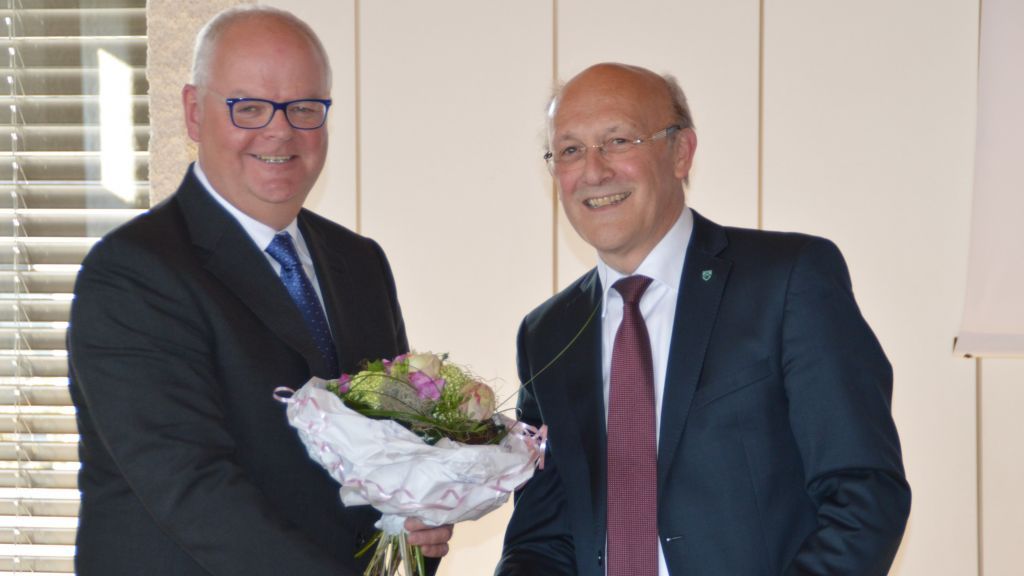 Finnentrops Bürgermeister Dietmar Heß (rechts) gratuliert dem neuen Ersten Beigeordneten Ludwig Rasche. von Barbara Sander-Graetz