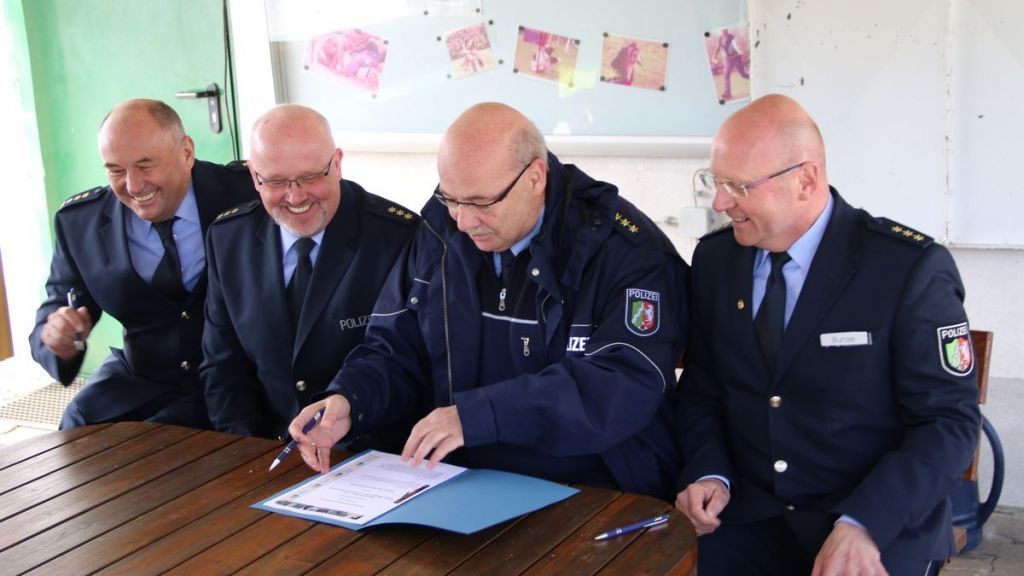 Die vier Abteilungsleiter aus dem Hochsauerland und Märkischen Kreis sowie aus den Kreisen Olpe und Siegen-Wittgenstein unterschrieben die Vereinbarung. von privat