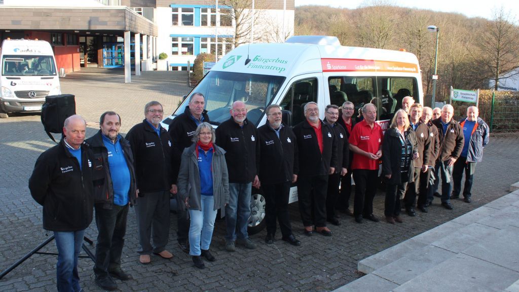17 Fahrer steuern das Fahrzeug des Bürgerbusvereins Finnentrop. von Barbara Sander-Graetz