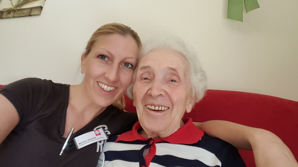 Die Altenpflegerin Martina Günther machte mit der Bewohnerin des Haus Habbecker Heide, Elisabeth Wiethoff, das Gewinner-Selfie. von privat