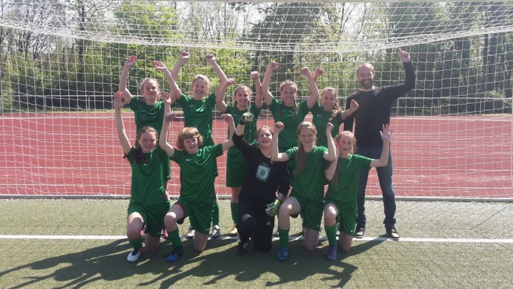 Die Fußball-Schulmannschaft der Mädchen der Bigge-Lenne Gesamtschule gewann die Regierungsbezirksmeisterschaft. von privat