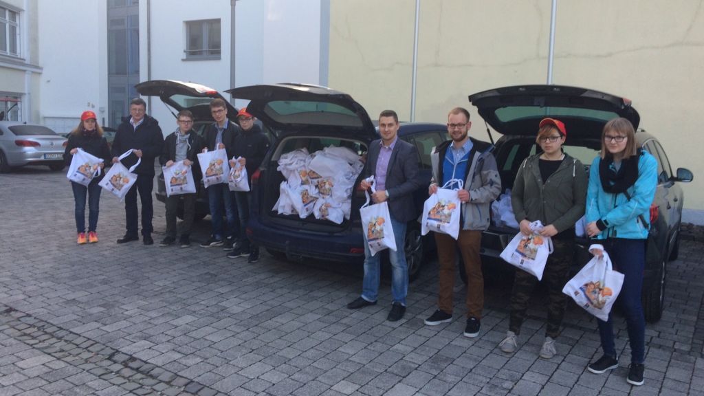 Das Jugend-Einsatz-Team (JET) der DLRG-Ortsgruppe Attendorn verteilte Brötchen an 500 Hausbesitzer. von Volksbank Bigge-Lenne