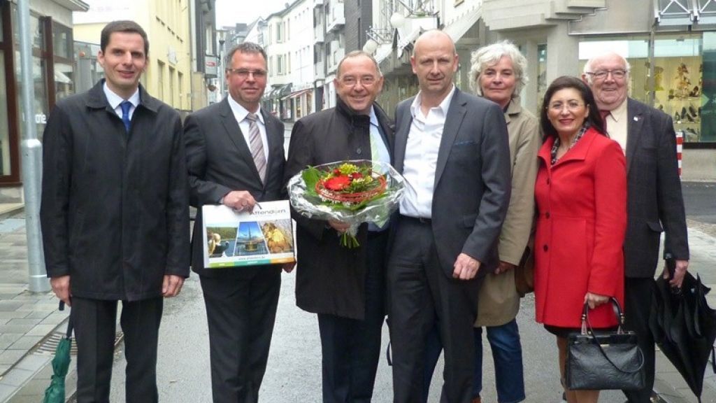 NRW-Finanzminister Dr. Norbert Walter-Borjans (3. von links) wurde unter anderem von Attendorns Bürgermeister Christian Pospischil (links) empfangen. von privat
