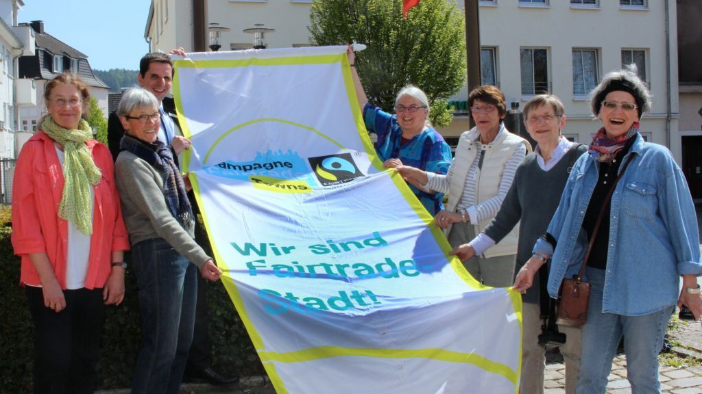 Die Flagge der Fairtrade-Kampagne wird nun bei Veranstaltungen wie bei den „Fairen Woche“ vor dem Rathaus gehisst. von Hansestadt Attendorn