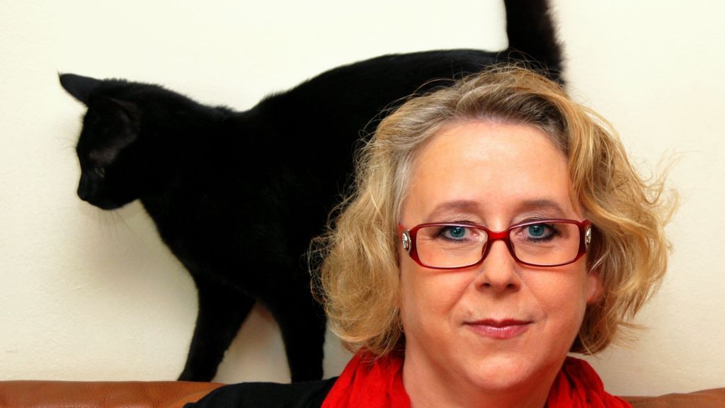Die Autorin Elke Pistor beschreibt in ihrem Buch 111 Katzenpersönlichkeiten. von Barbara Hentschel