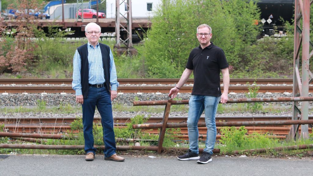 Franz-Josef Rotter (links) und Carsten Schmidt demonstrierten, wie gefährlich der Zaun für Radfahrer sein kann. Auf dem Bild fehlt Manfred Rotter. von Christine Schmidt
