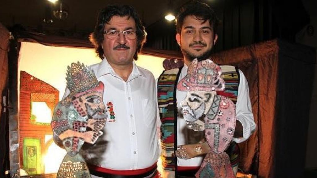 Der türkischstämmige Schattenspieler Ali Köken mit seinem Sohn Erhan. von privat
