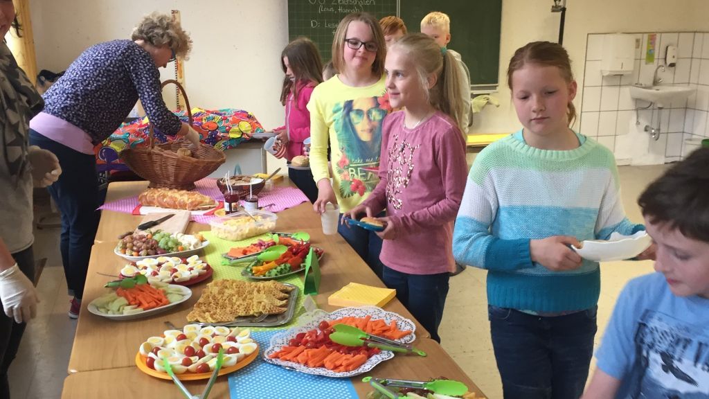Die Kinder der Grundschule Bilstein bedienten sich am gesunden Frühstücksbuffet. von privat