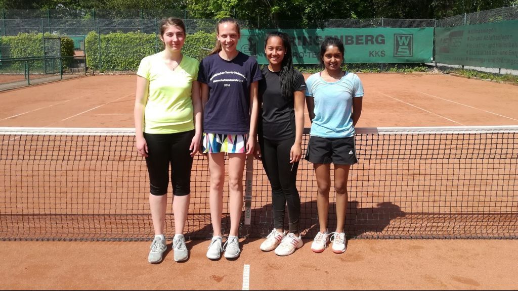 Mit einem Sieg im Finale der Bezirksmeisterschaften können sich die Tennisspielerinnen des St.-Ursula-Gymnasiums für Landesteilmeisterschaften qualifizieren. (von links:) Pia Berger, Christin Weißmann, Sangita Arnold und Maurah Kailai. von privat