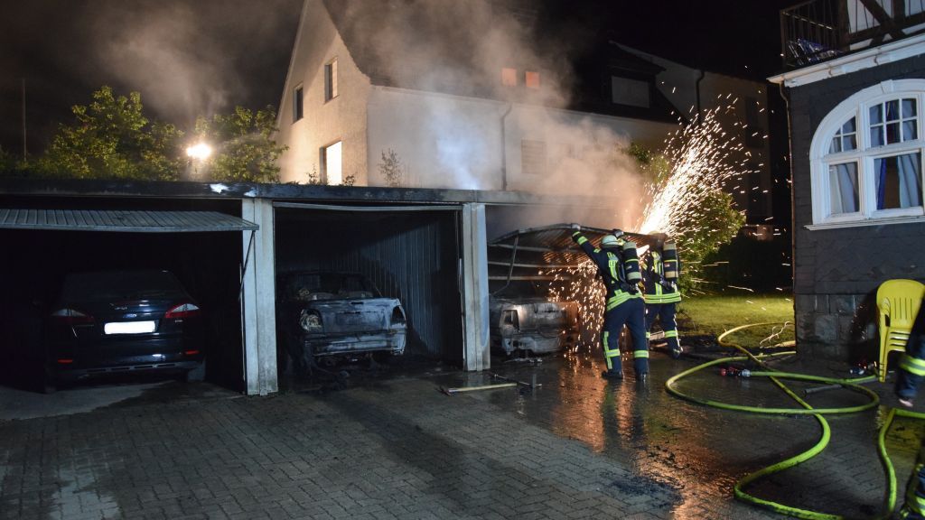 Bei einem Brand am späten Mittwochabend in Grevenbrück entstand erheblicher Sachschaden. von Feuerwehr Lennestadt
