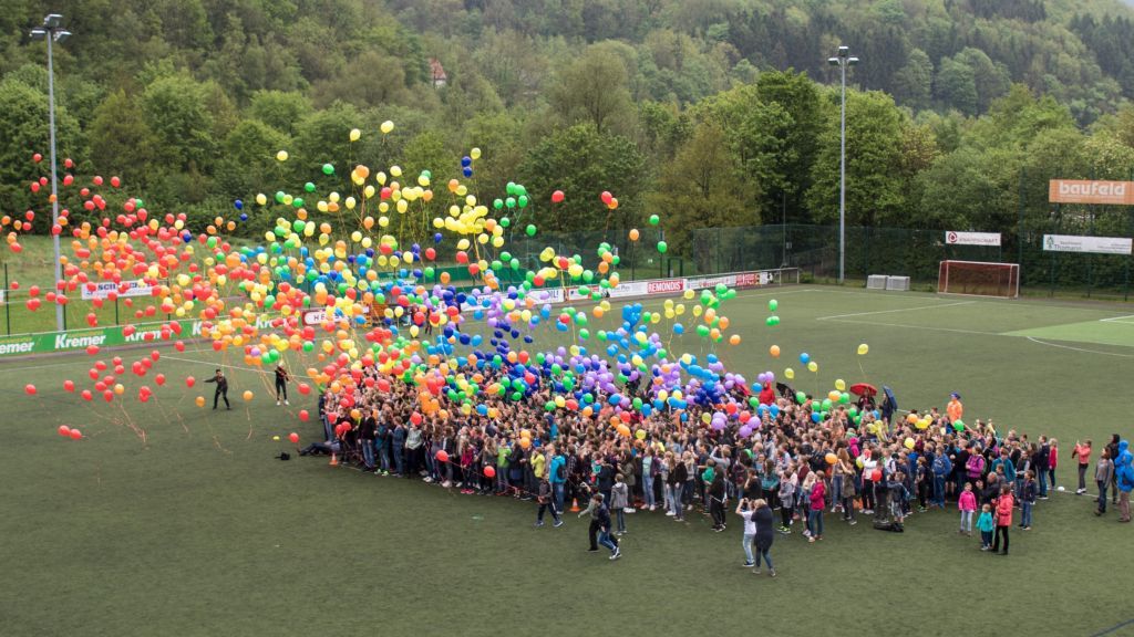 Der Moment, als mehr als 2000 Luftballons in den Himmel stiegen. von Volksbank