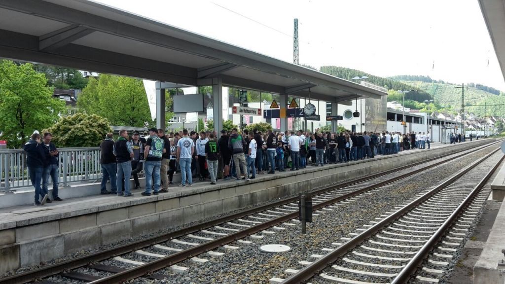 Seltener Anblick: 300 Fußballfans warten in Altenhundem auf den Zug. von Privat