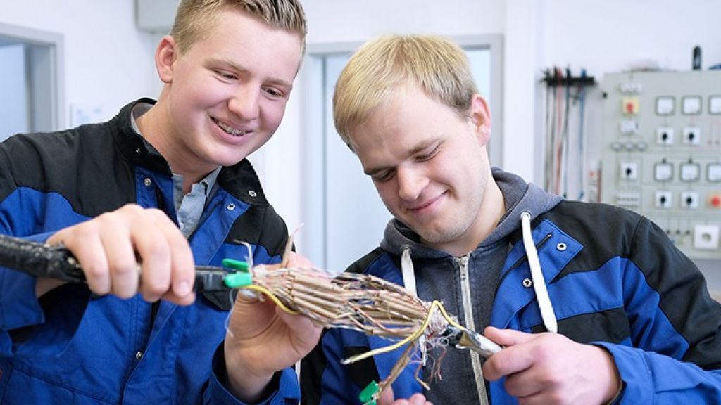 (v. l.) Jan Wrede und Alexander Frasch machen ihre Ausbildung zum Elektroniker für Betriebstechnik bei Bigge Energie. von Bigge Energie
