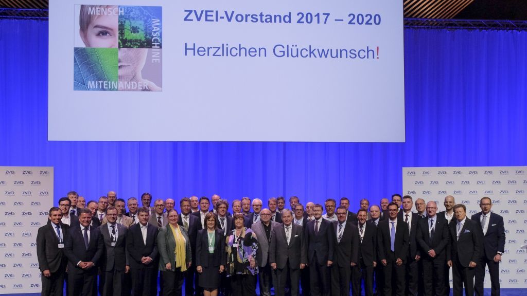 Philipp Hensel und Christopher Mennekes bekleiden nun für drei Jahre Vorstandsämter im „Zentralverband Elektrotechnik- und Elektronikindustrie e. V.“. von ZVEI