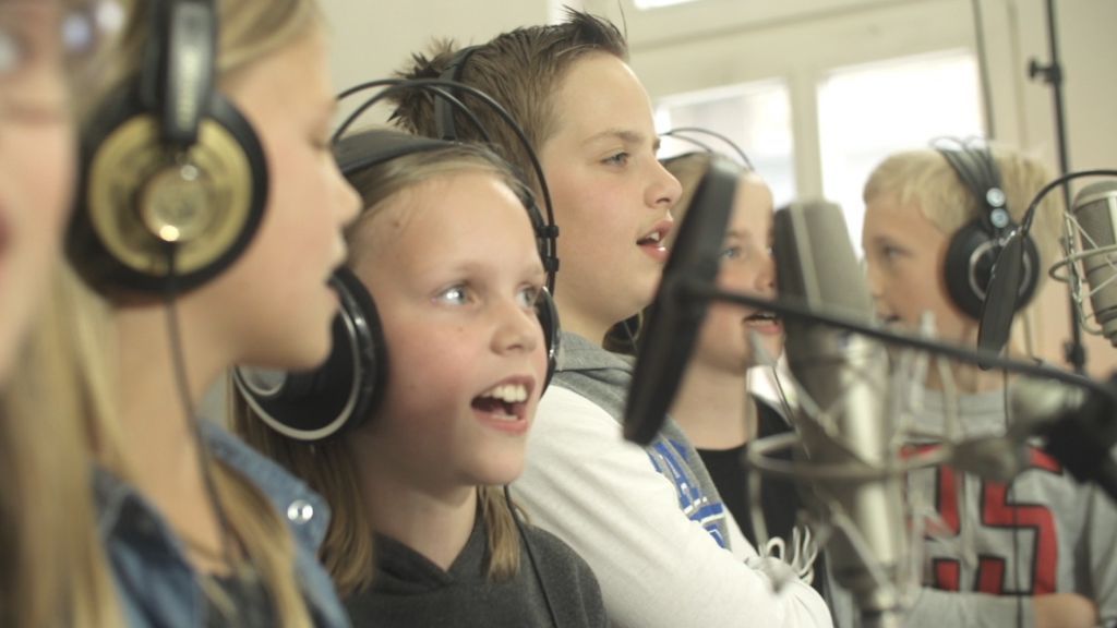 Bernd Klüser und rund 50 Kinder aus allen Grundschulen im Kreis Olpe studierten das Lied im Tonstudio Attendorn ein. von Manuel Rueda
