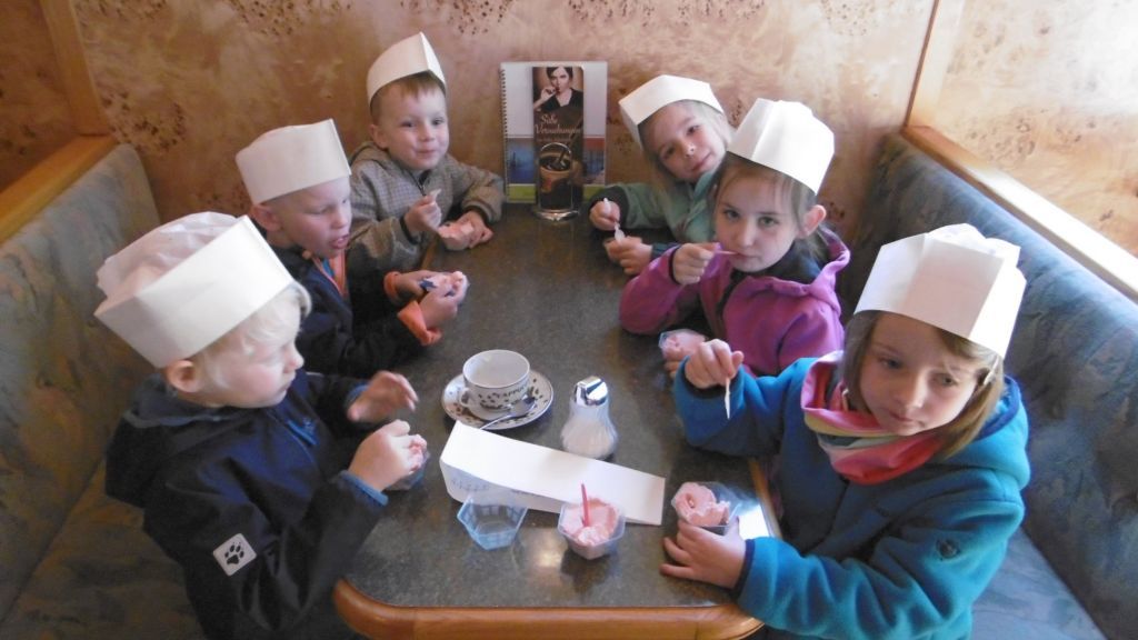 Die Kinder des Kindergartens St. Johannes Nepomuk besuchten die Eisdiele „Venezia“ in Finnentrop. von privat