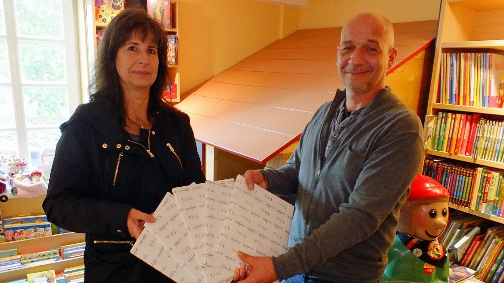 Ilona Winkel, Leiterin des Rhoder St.-Cyriakus-Kindergartens, nahm die ersten zehn Bücherpakete entgegen. von dreimann Buchhandlung
