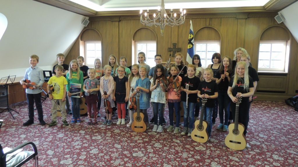 Mit Gitarre, Klavier, Blockflöte und Co. gaben die Kinder der Musikschule Drolshagen ein Maikonzert. von privat