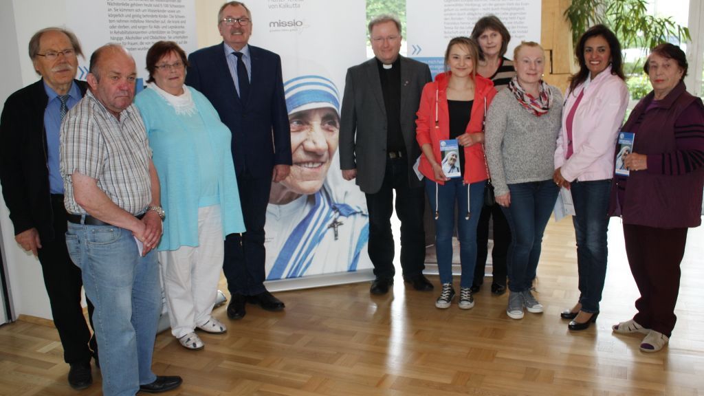 Landrat Frank Beckehoff (4. von links) und Pfarrer Reinhard Lenz (5. von links) eröffneten mit KAB-Mitgliedern die Mutter-Teresa-Ausstellung im Kreishaus. von Kreis Olpe