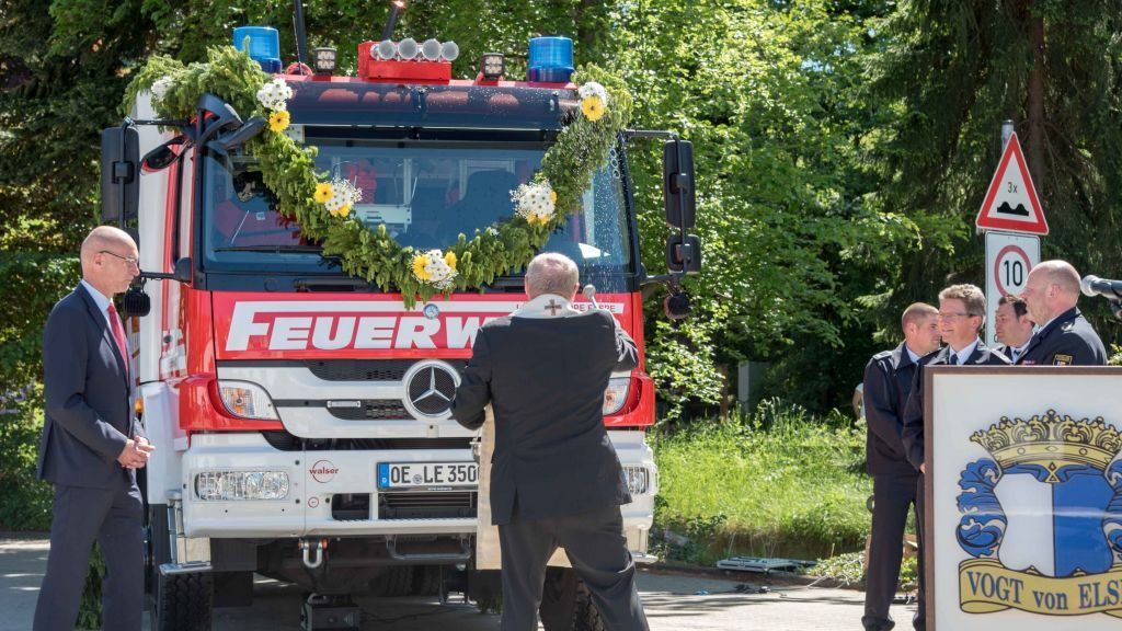 Das neue Fahrzeug der Feuerwehr Elspe wurde beim Feuerwehrfest offiziell eingeweiht und gesegnet. von Karsten Grobbel