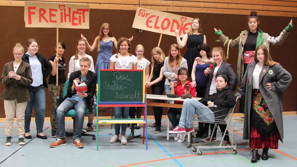 Die Schüler der Theater-AG des Gymnasiums Maria Königin führen "das Schattenkabinett" im PZ Meggen auf. von privat