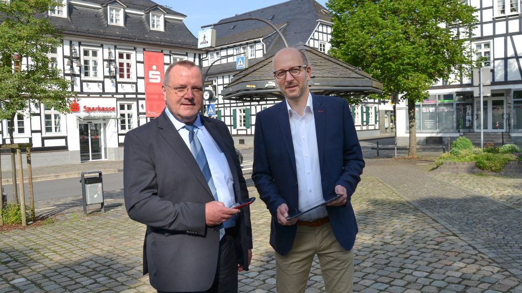 Bürgermeister Ulrich Berghof (rechts) sowie Sparkassen-Niederlassungsdirektor Peter Gummersbach testeten den neuen Telekom-Hotspot. von Sparkasse Olpe-Drolshagen-Wenden