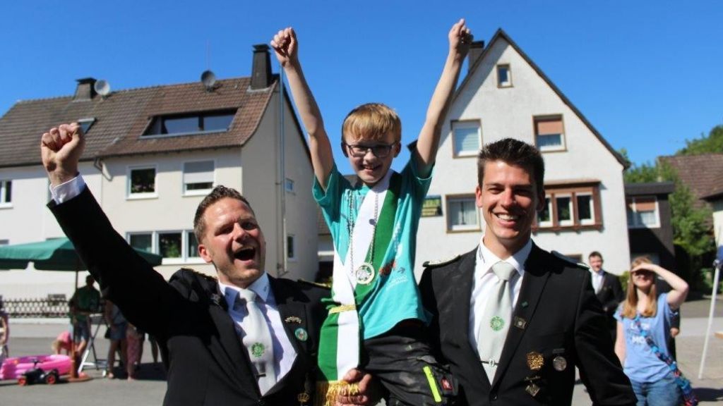 Bastian Huxoll ließ sich als neuer Kinderkönig gebührend feiern. von privat