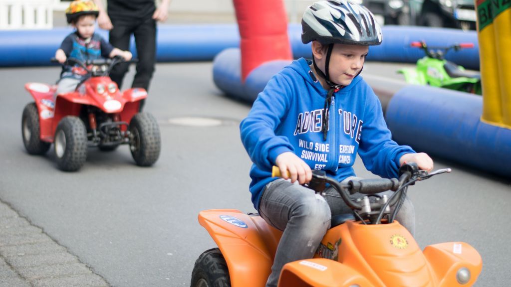 Beim Waldfest des MGV Heggen können Kinder Kart fahren. von Nils Dinkel