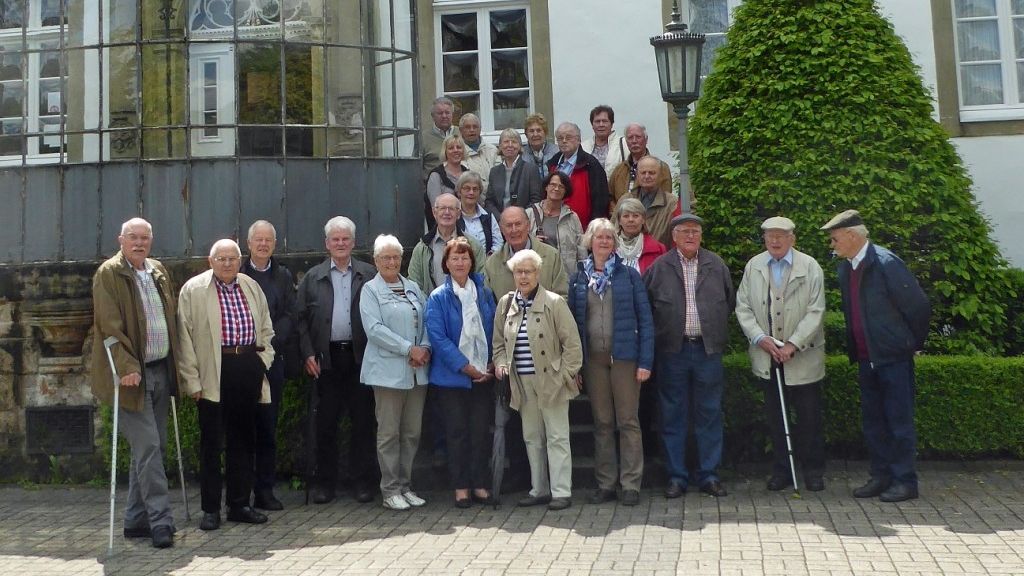 Die Gruppe des Heimatbundes Gemeinde Finnentrop vor dem Portal des „Hauses Kupferhammer“ in Warstein. von M. Kraß
