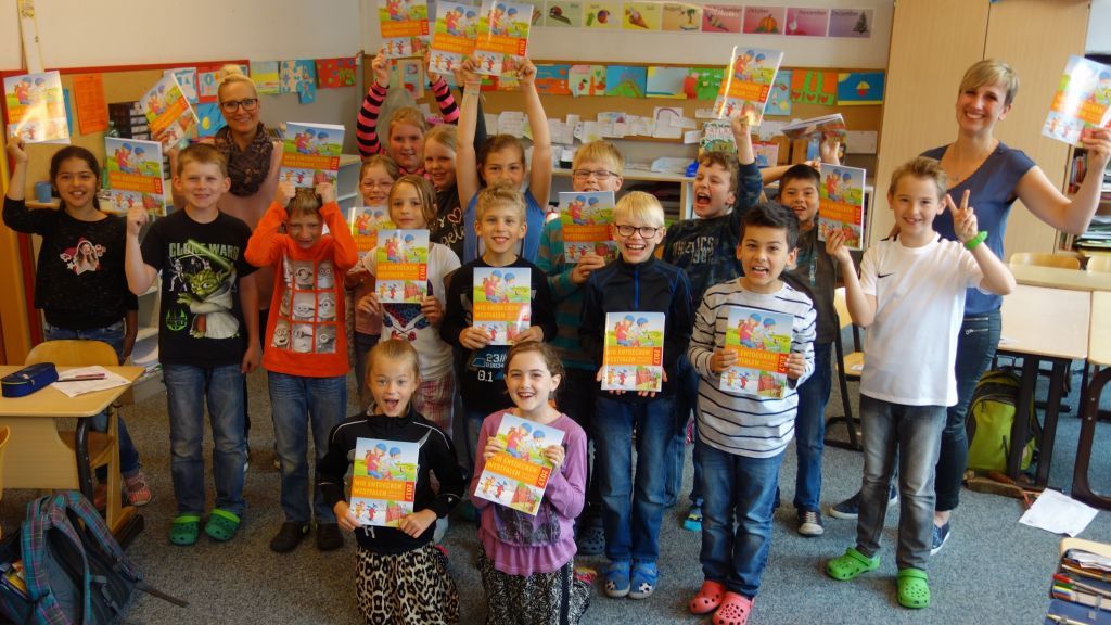 Große Freude bei den Kindern der Grundschule Rönkhausen und ihrer Lehrerin Ramona Barth: Simone Rohde überreichte ihnen das bunte Rätselbuch. von privat