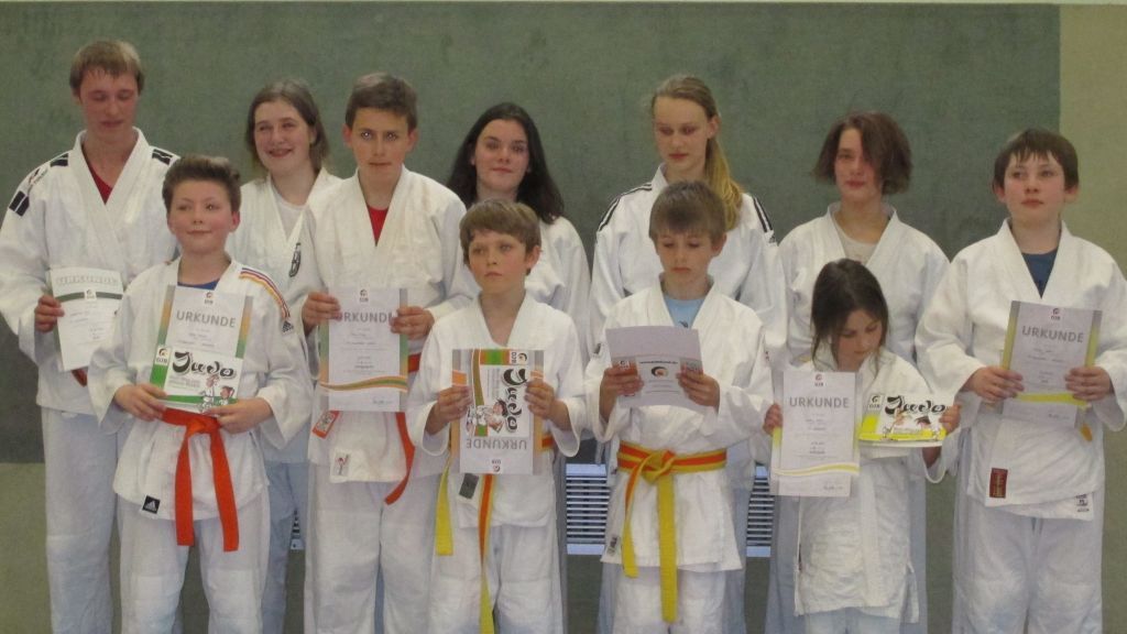 Die Schüler der Judoabteilung des TV Attendorn meisterten erfolgreich ihre Gürtelprüfungen. von privat