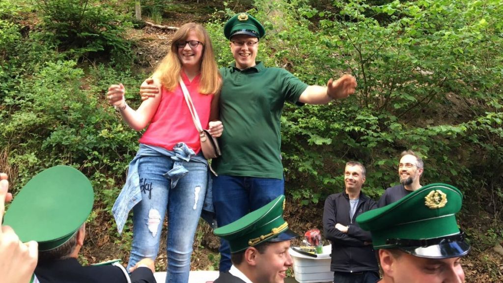 Ließen sich kräftig feiern als neues Milchenbacher Königspaar: Andreas Schneider und Jennifer Bruckert. von Celine Kebben