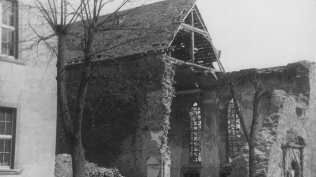 Das historische Foto zeigt die bei der Munitionsexplosion zerstörte Franziskanerkirche, die sich seinerzeit neben dem Attendorner Rathaus befand. von Frey Print + Media GmbH