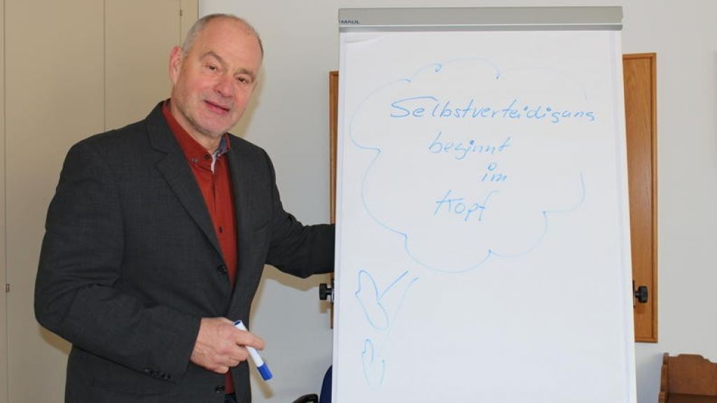 Als Kursleiter konnte erneut Wolfgang Selter, Trainer für verhaltensorientierte Selbstverteidigung, gewonnen werden. von Hansestadt Attendorn