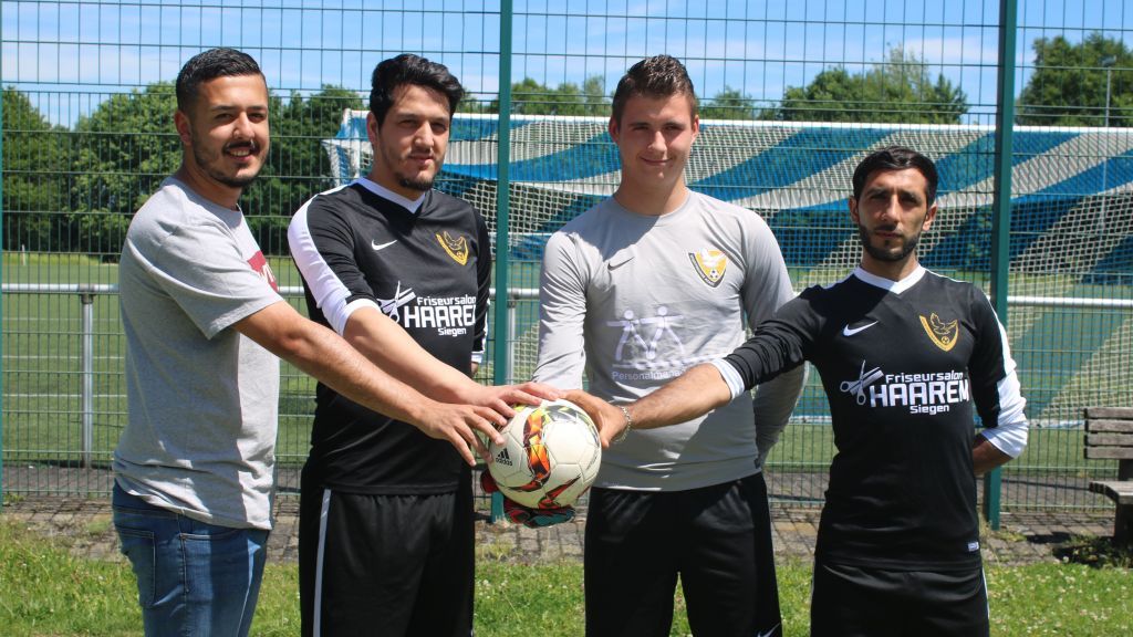 Azadi-Geschäftsführer Ferhat Aldadak begrüßte mit Abdurrahman Bekdemir, Steffen Schulte und Mehmet Kalkan (von links) drei der fünf Neuzugänge für die kommende Saison 2017/18. von privat